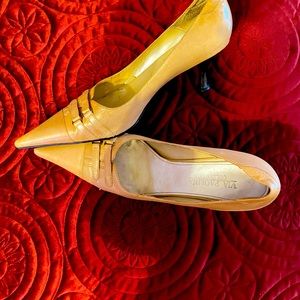 Love the look of this shoe, nice comfortable heel